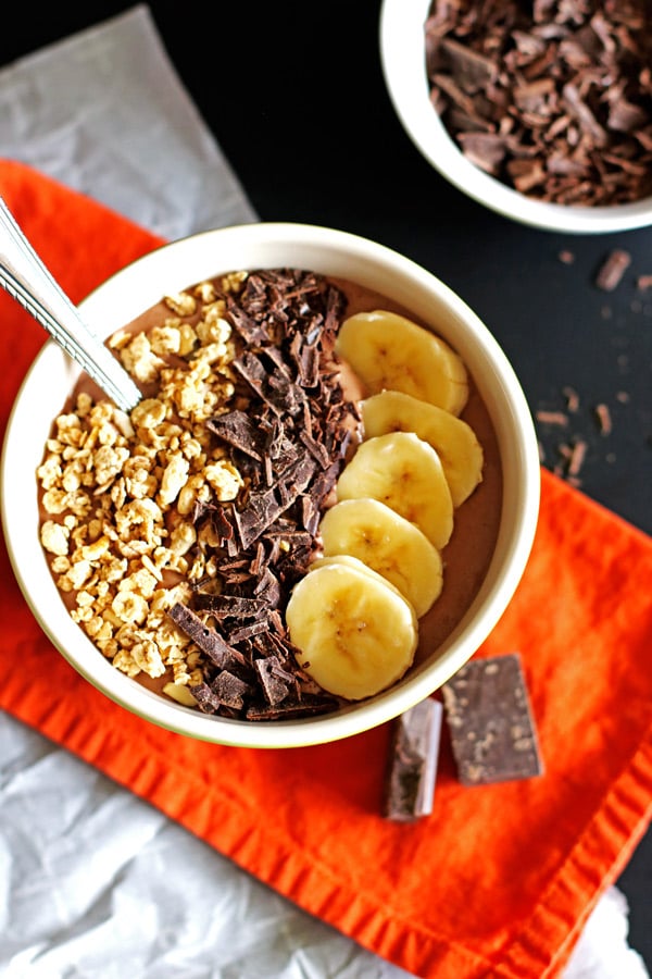 This Chocolate and Peanut Butter Smoothie Bowl is perfect for breakfast or an afternoon snack. Jeanniestriedandtruerecipes.com