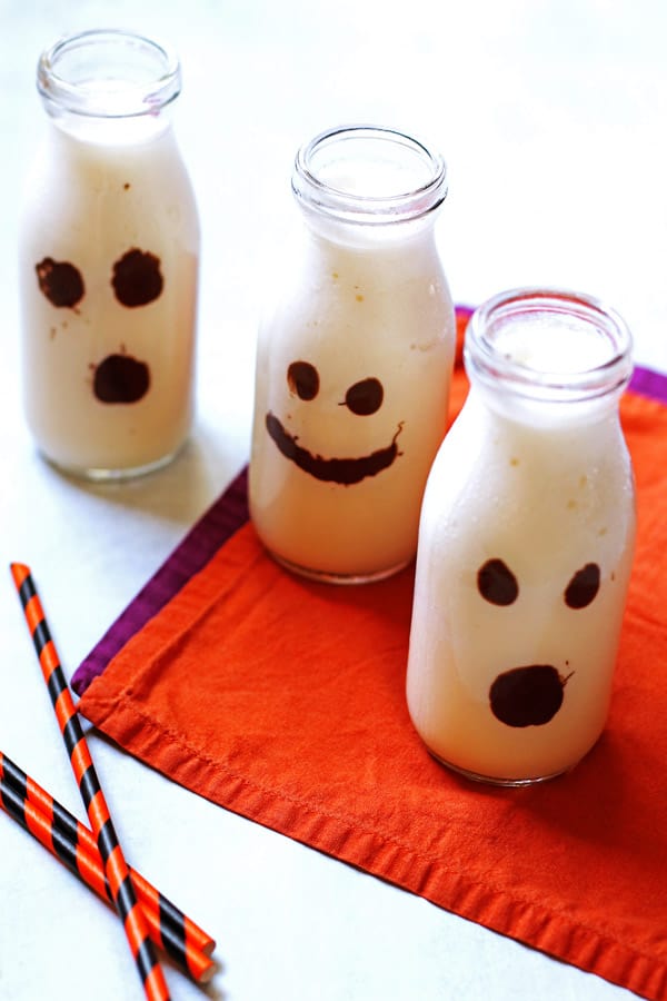 Vanilla milkshakes that are decorated as ghosts